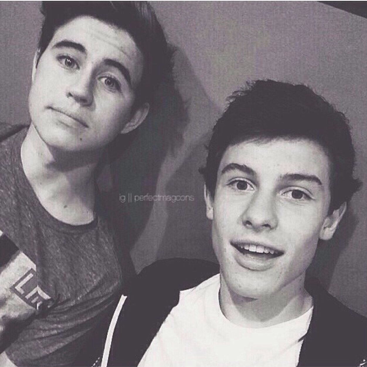 FREE FOLLOW ! FOLLOW @ReinFlurry !!!!!!! SHE ALMOST HAS 2K SO PLS
