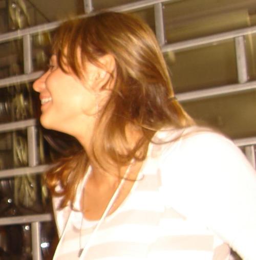 Sou uma pessoa mto extrovertida, carinhosa, amiga. Me apego mto fácil as pessoas. Fala td oq penso por isso magou mtas pessoas queridas. ENFIM SOU FELIZ !!!!!