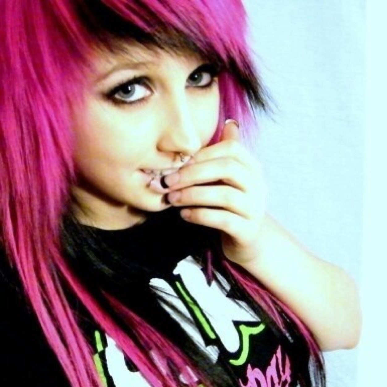 I love Miley Cyrus,Robin Thicke,Demi Lovato,JT,Tokio Hotel,BVB,Avril Lavigne and more:) follow me and i follow back;)oh yeah i share this acc with Andrew:)