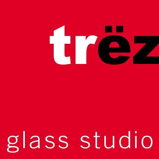 Somos una fábrica boutique de vidrio fusionado, en cual diseñamos y creamos en pequeños y grandes formatos combinamos el arte hecho a mano con la tecnología.
