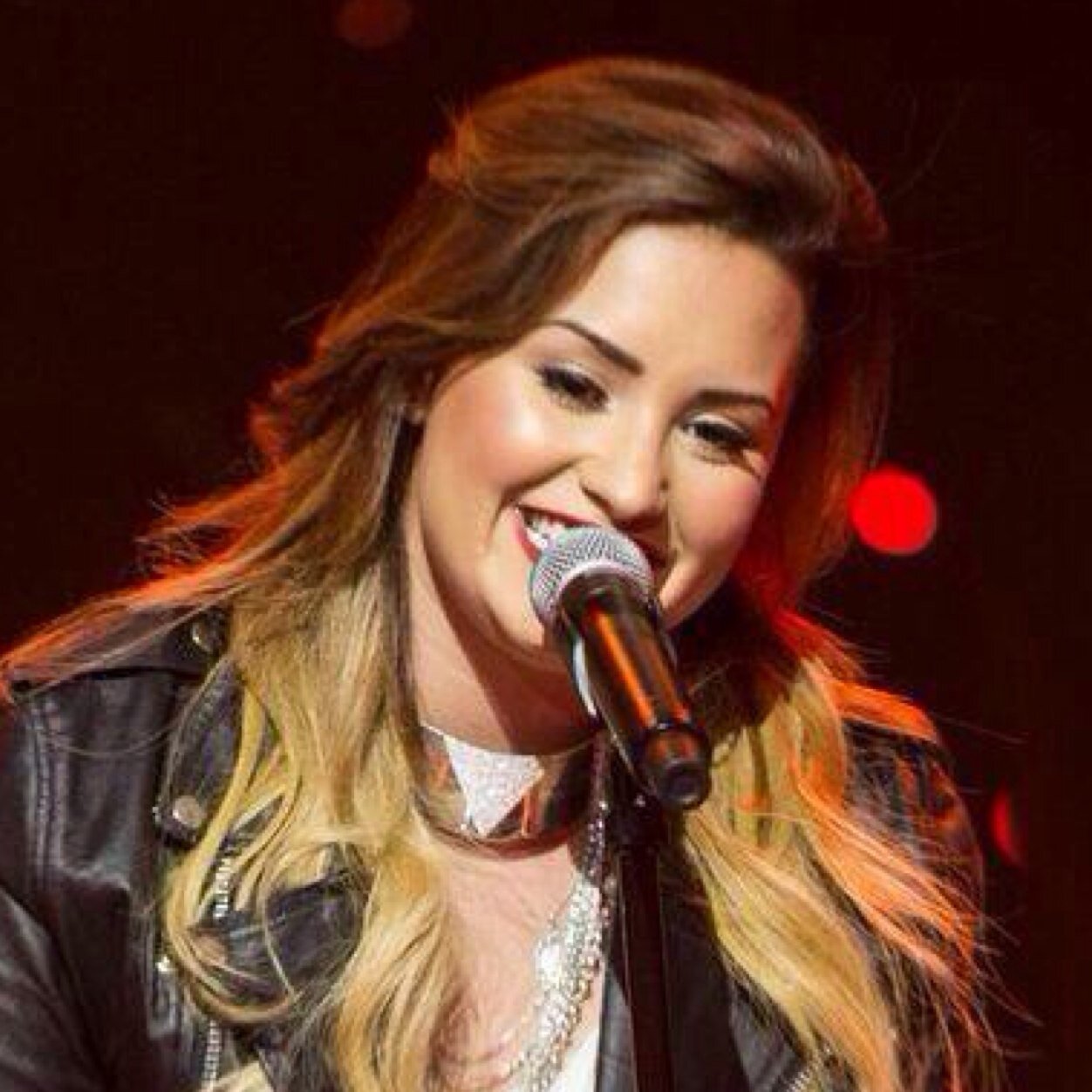 FOLLOW @DemiNederland FOR DEMI LOVATO UPDATES AND TWEETS IN DUTCH!