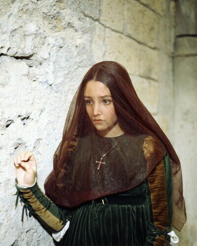 Nieta de Lord Walder, una de tantas. No hace falta que te fíes de mí, yo no lo haría. Los antiguos ven sin ojos y oyen sin oidos. #SpanishFakeWesteros