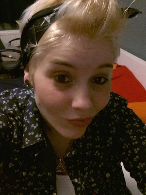 guitarist, social worker and huge fan of harry potter!! *NERD*