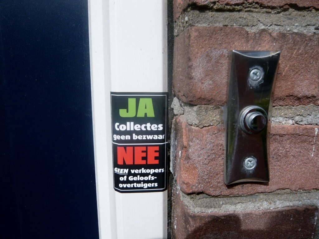 Maak op een nette manier duidelijk dat je niet zit te wachten op verkopers (en eventueel ook collectanten) aan je deur (colportage) of geloofs-overtuigers.