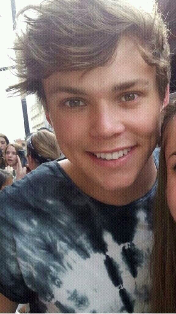 saved// acc for @taoirwin to try for an ashton follow