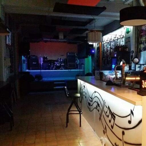 El Club la calle,se crea con el fin de potenciar la musica en directo. Queremos que nuestro local sea un referente para todos. Sin ánimo de lucro