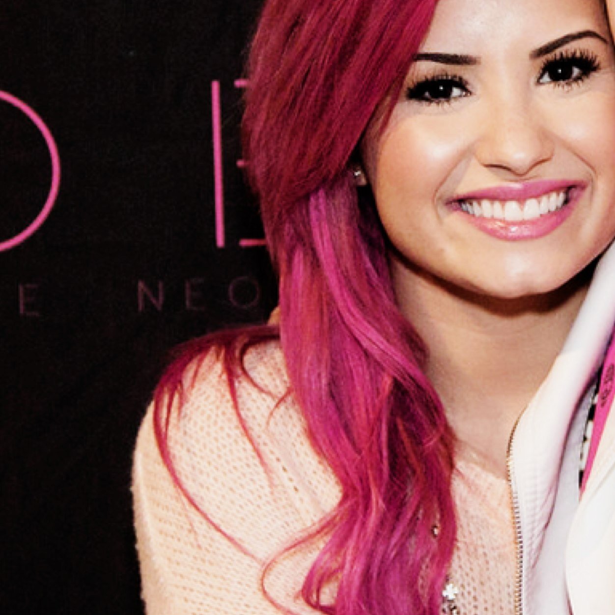 FOLLOW @DemiNederland FOR DEMI LOVATO UPDATES AND TWEETS IN DUTCH!