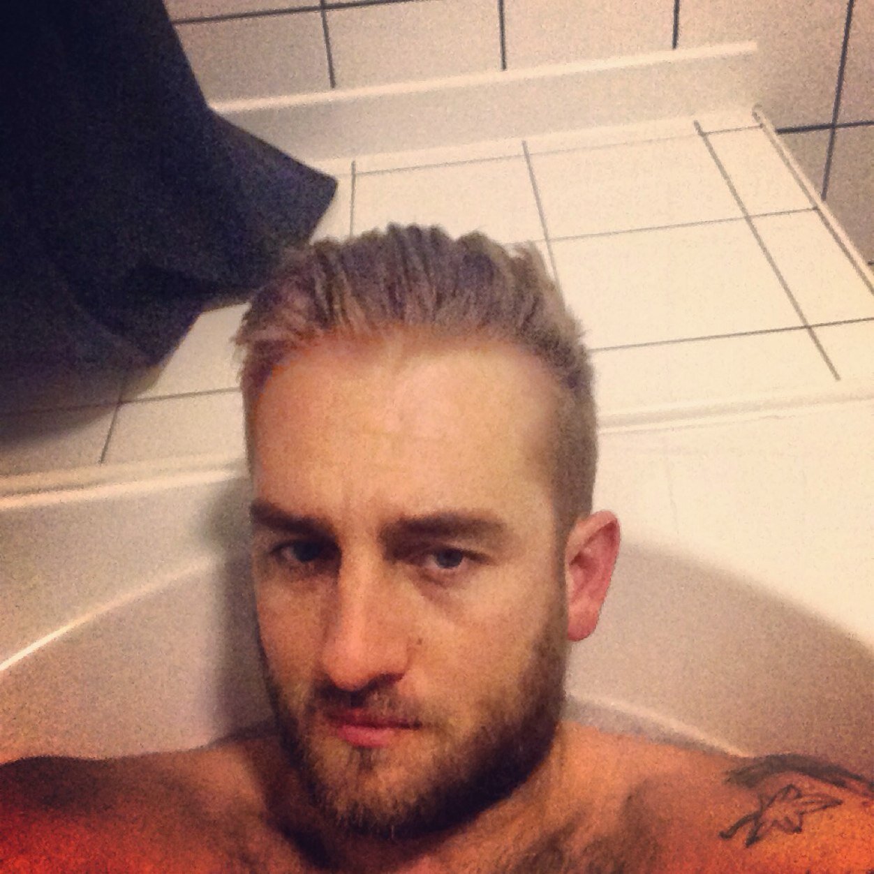 Fun loving, little bit wild far from average guy from the Boro those who know me love me and well those who don't probably hate me bbm 29F5003E