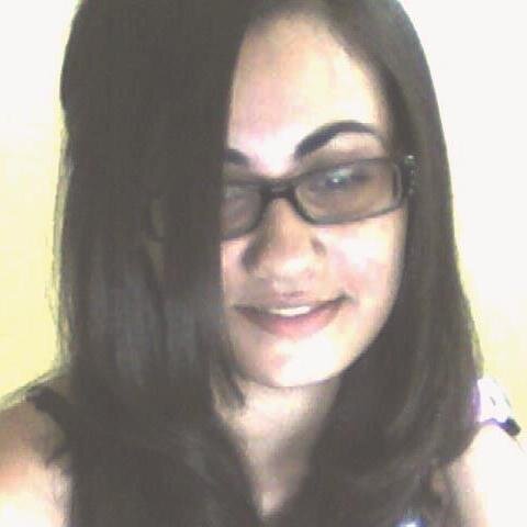 Sou abraços, sorrisos, ânimo, bom humor, sarcasmo, preguiça e sono. Música alta e silêncio! Serei o que você quiser mas só quando eu quiser. Clarice Lispector.