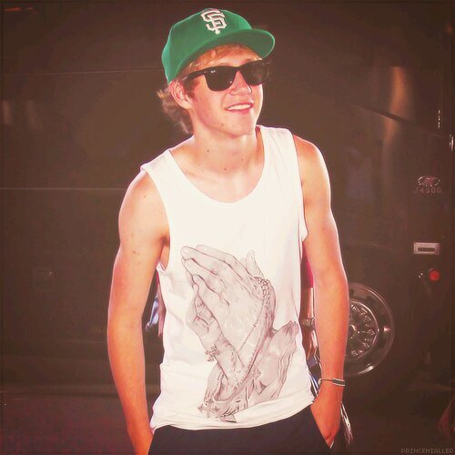 FOLLOW @HornyNarry AND @NiallzNeverland OR I WILL UNFOLLOW!