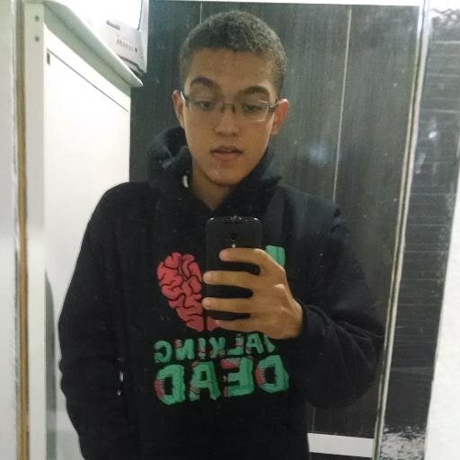 Gosto de jogar futebol, jogar videogames, assistir animes, comer, ir ao cinema, escutar rock, isso é tudo o que eu lembro. :D