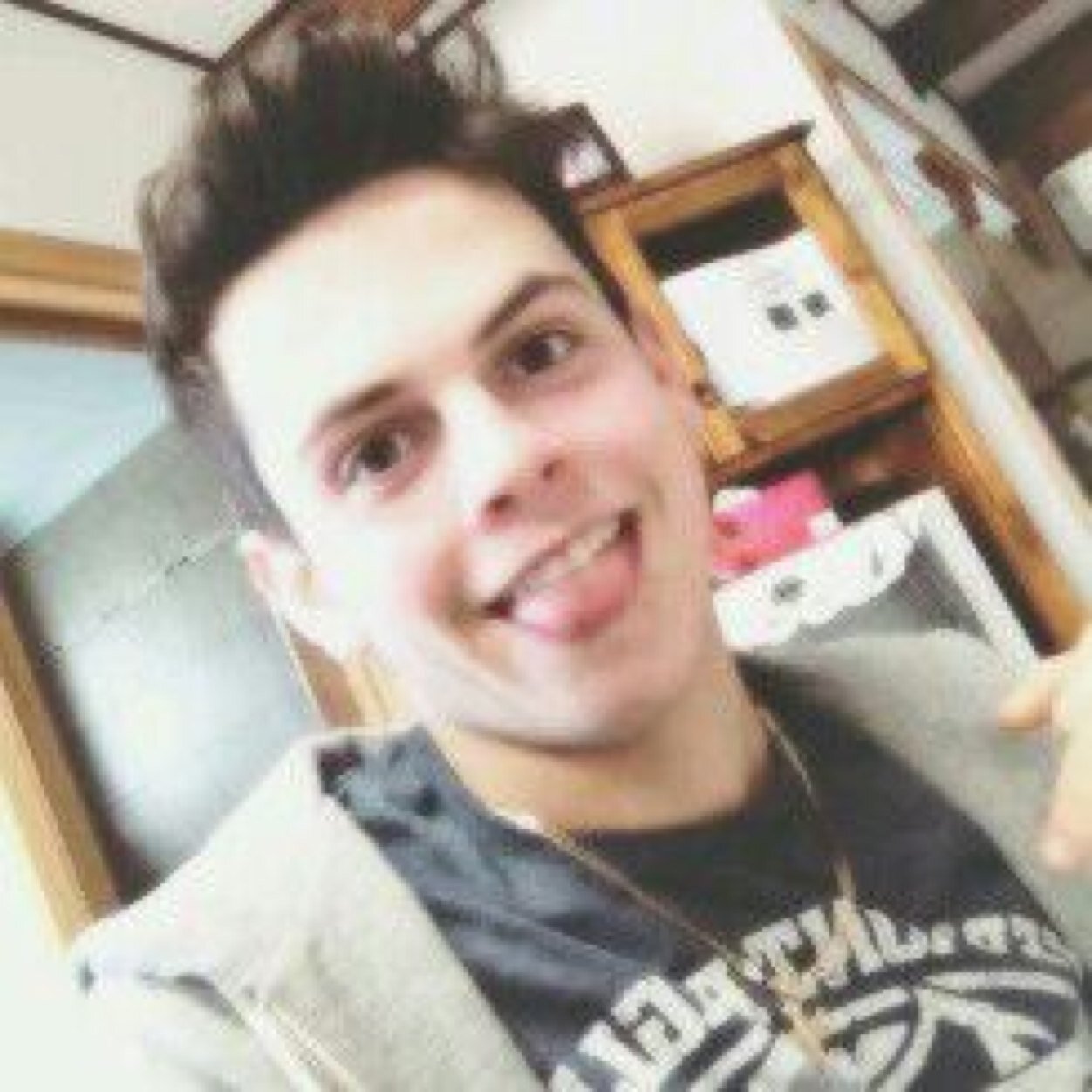 HELLOOOOOW PLEASE FOLLOW @burstingbutera @twerkwithperrie & @snowingperrie DON'T BE RUDE BC I'M GIVING YOU A FREE FOLLOW