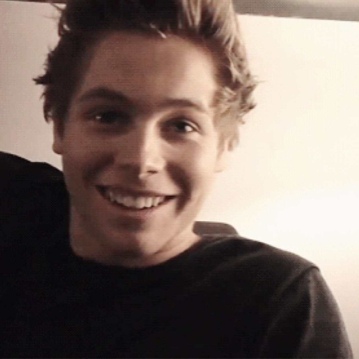 hiii please follow @5secsofsuits ! thank you if you do  feel free to dm them if you wanna talk ❤️