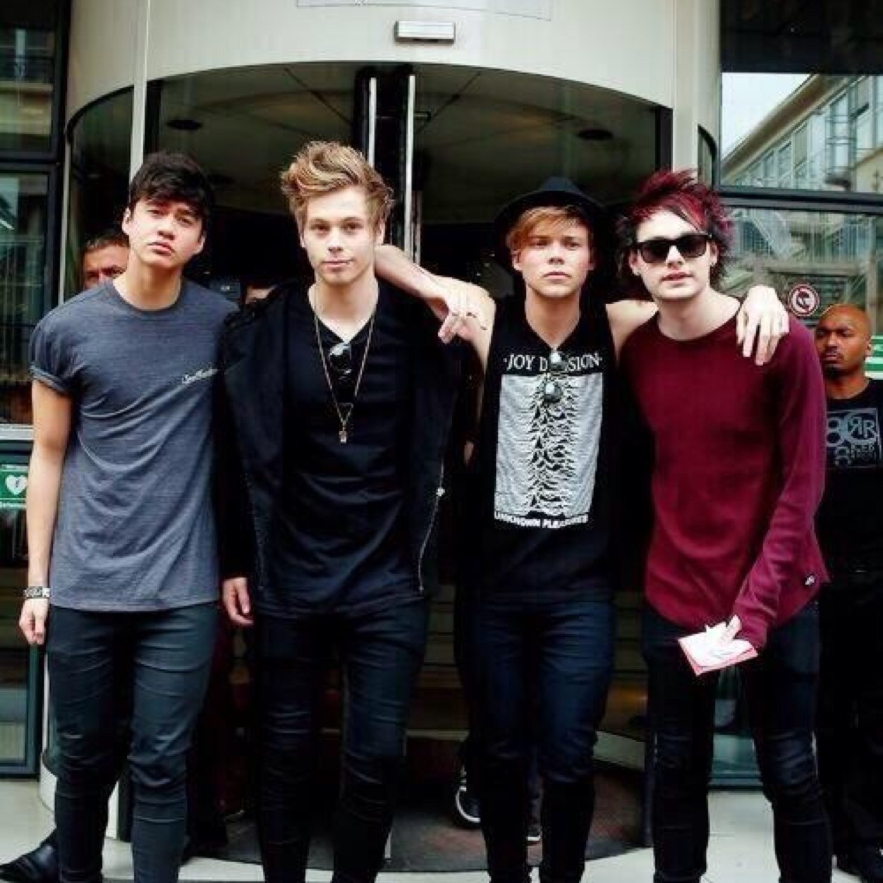 5sos_1d_o2l_Mc's profile picture. Free follow// please follow @Jenna_Ann14 and @EmiilySage don't forget that 5sos love you... These girls will follow if you ask them too