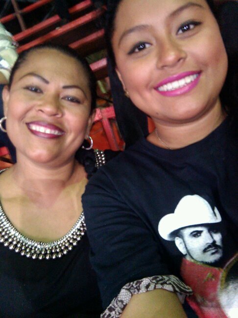 Hola Soy Directioner|Nací justamente el día de mi Cumpleaños|Enamorada de los corridos desde el 98.|Tengo 15.