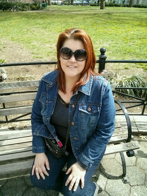 Marine mom, Teacher, College football, Hockey and NHRA fanatic. Sports and music lover, avid reader. The beach is my happy place.   Views are my own