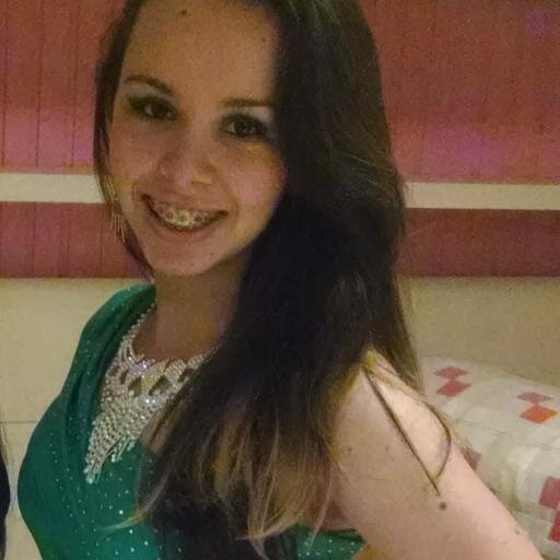 Menina delicada, gente boa, chata demais, retardada, meia louca das idéias, Gata, linda, perfeita, meiga, fofa e tudo mais...