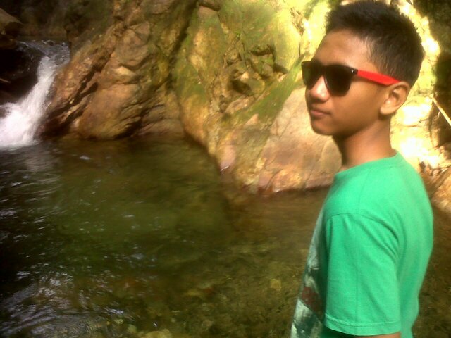 Fawzi is my name , born in ambon 6 mei 99 from medan city. Just mention for follback :')