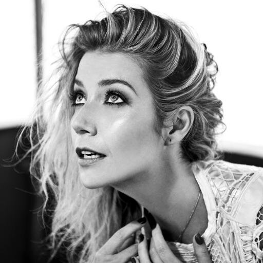 Não se faz músicas para ser compreendida, mas sim para ser sentida. Luiza, uma cantora que levará seu doce canto para o plano mais profundo do seu coração!