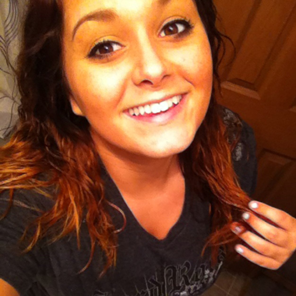 katexxmariex9's profile picture. red eyes black clothes and a golden mind. Big City Dreams