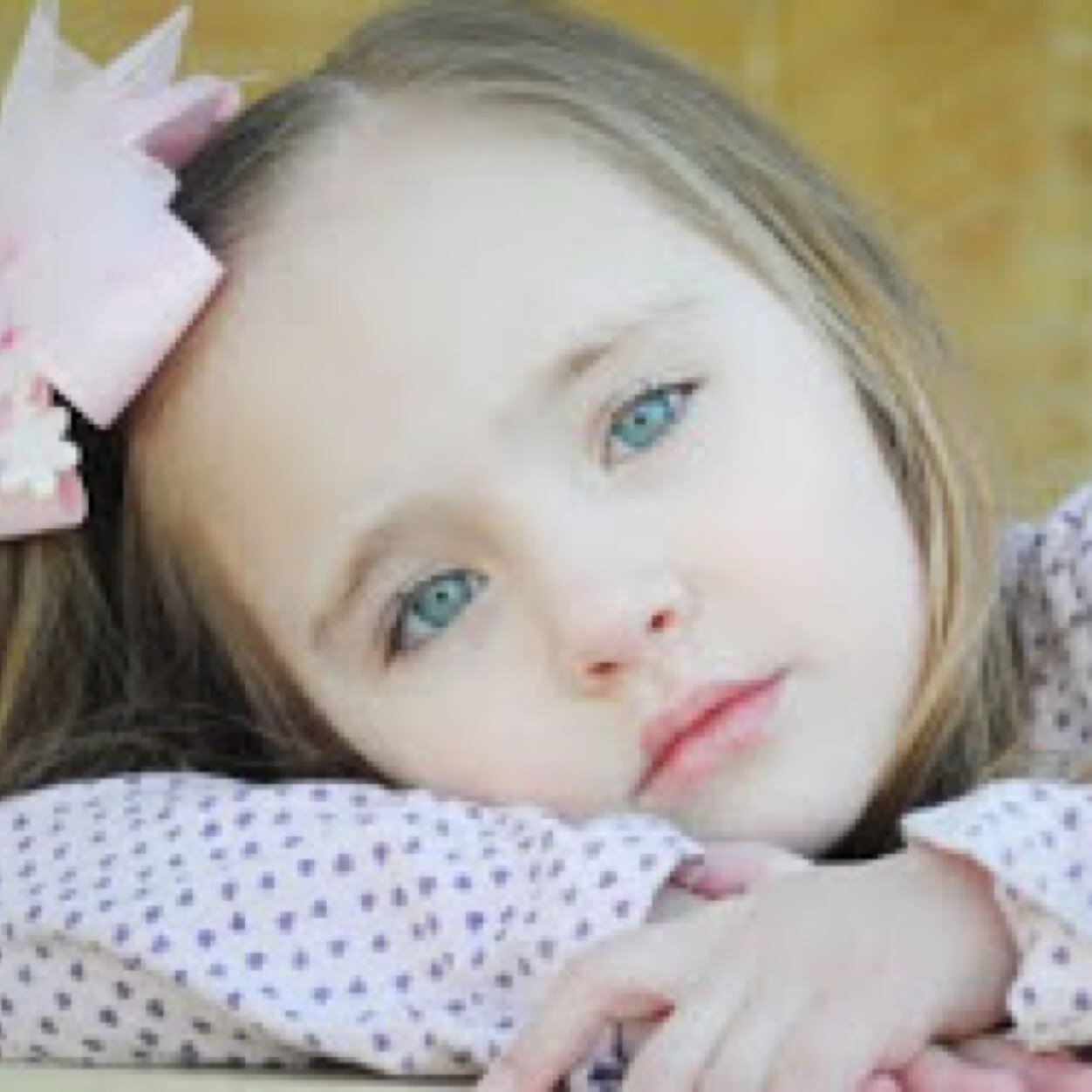 Im Allie and im 5.My mommy is @ArrowsOnFire &my daddy is @Sexy_Mellark_12,Im a wizard but my family doesnt know. @thatlovelyemmax is my big sister
