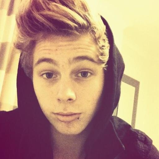 follow @hescurlyhairlrh bc she loves youuu