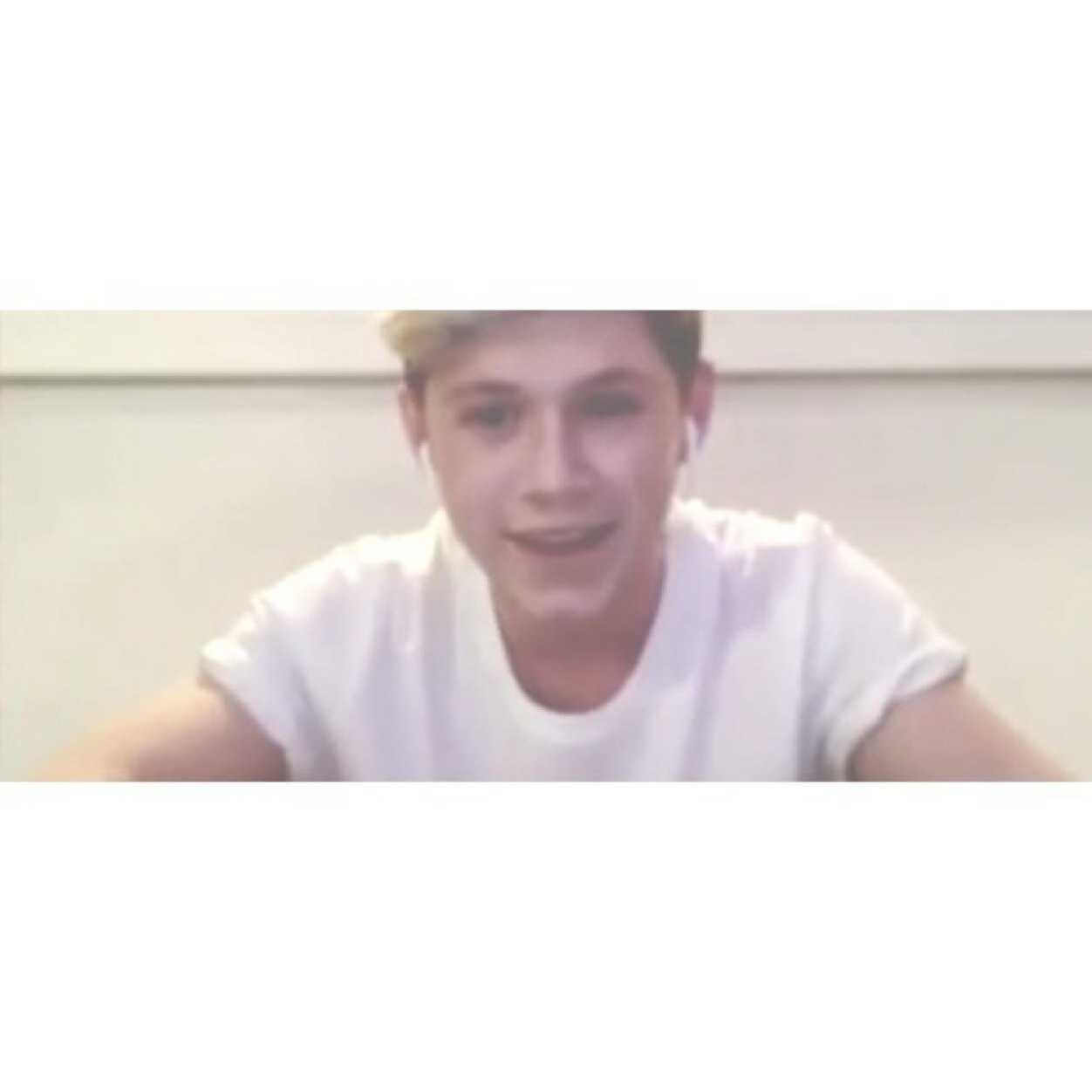 follow @desirexlarry bc she gave you a free follow