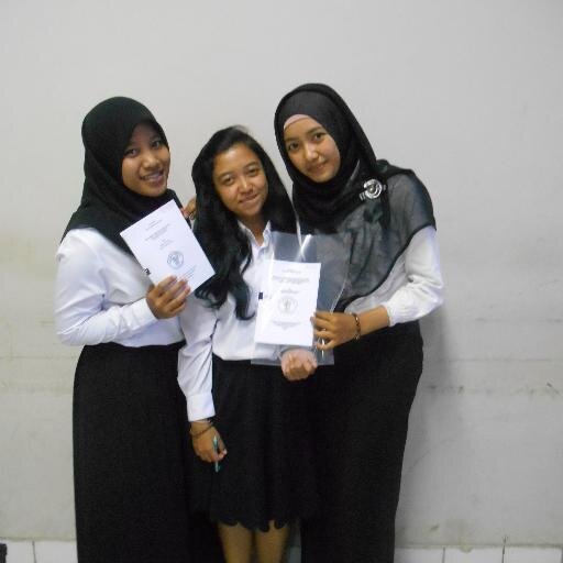 ♥Ayah, ibu, adik-adikku dan @rahmatfibub panjang umur ya sampai nanti aku menjadi orang sukses. Aamiin.♥