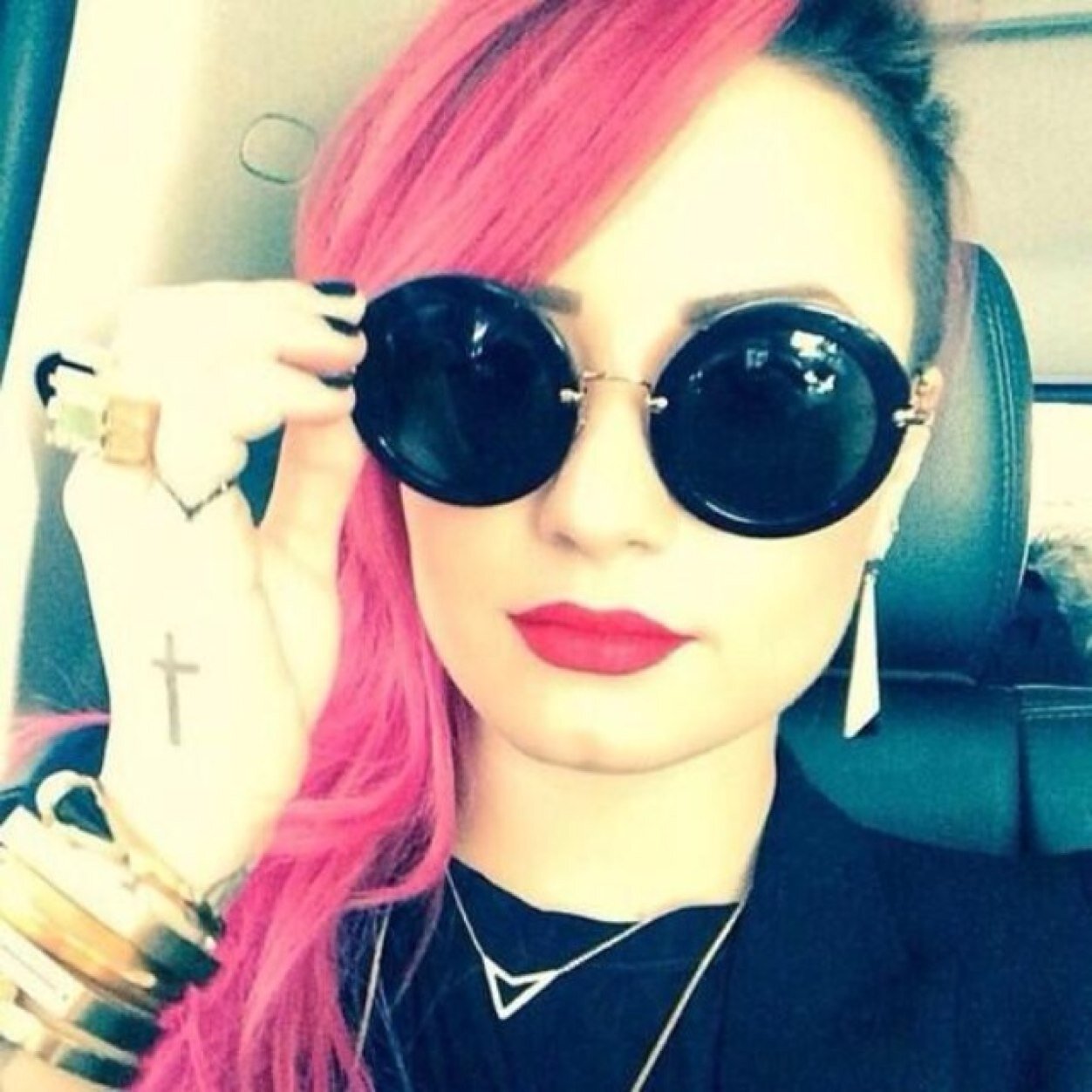 please follow @ihonordemetria ilysm and ur beautiful :) thank you!
