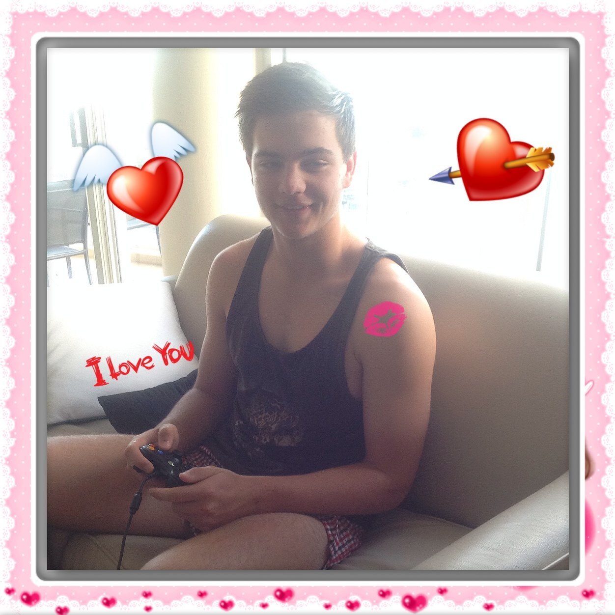 This blog is for all the ladies and lads in love with me, Angus Black, Im just well perfect, I sing, dance, and well.... Im gorgeous ;)