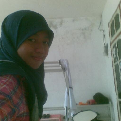 Kata temen'' aku Lebay, tapi Tomboy.. Tapi menurutku biasah ^^