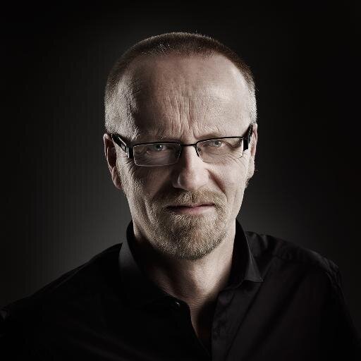 Forlagssjef sakprosa på Aschehoug. Bøker, bass og ball. Leser spillet i magasinet 4-4-3.