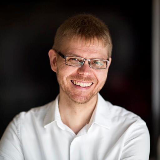 Viestijä, ideoista innostuva virkamies. Työmaalla kiinnostaa organisaatioiden viestintä ja sisältömarkkinointi, siviilissä hikiliikunta.