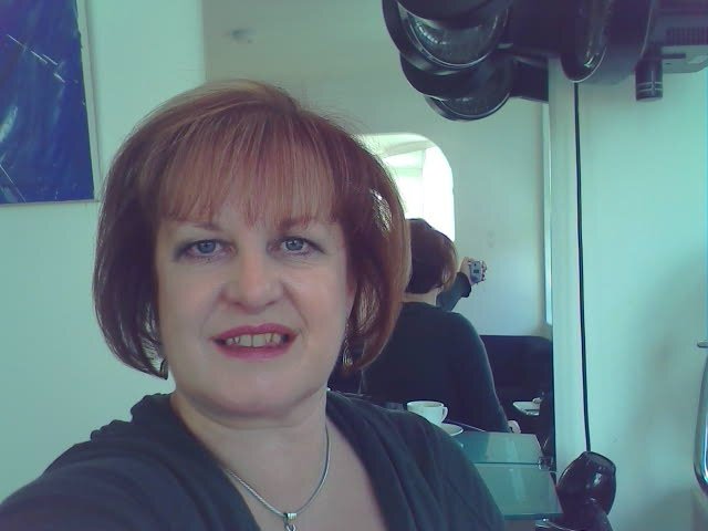 Choral singer, loves cats, food and wine.Takes lots of photos.