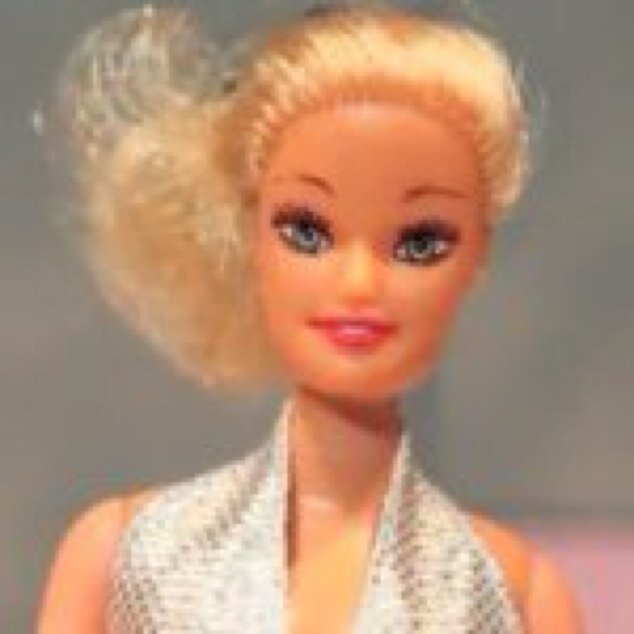 Im Deandra ..Cheerleader..Van Buren Football Star.And Possibly the most popular girl in school..follow me i had my arms ripped of by some crazed bitches #MPGiS