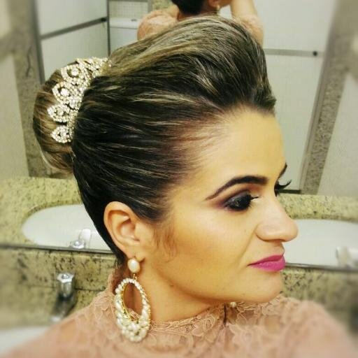 Mulher, mãe, Maquiadora e viciada em maquiagens. Sou uma mulher feliz e Serva do Senhor !!!