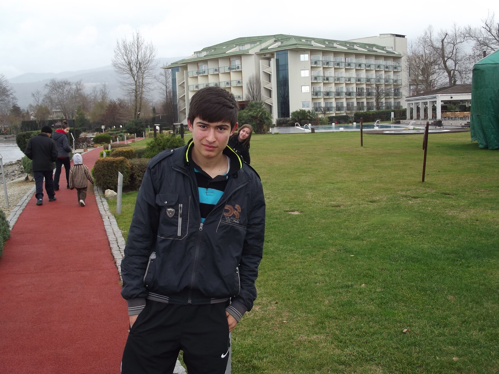 Öğrenciyim, Fotbulcuyum, Yüzmeyi Severimm, Boş Vakitlerimde Arkadaşlarımla Gezerim :)