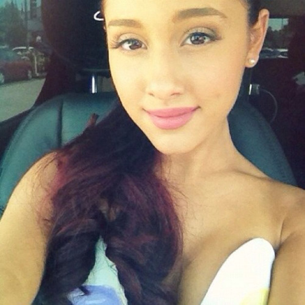 Don't follow this account back ~ please follow @SellyGrandes because i gave you a free follow ☺️
