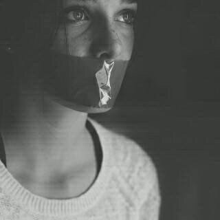 انا كثِيره النَسيان و قَليِله الاحَلام ، و افَتقد لِ الرفَاق ، انَا تِلك الطِفله التِي لاَ تبحثً عَن شيِء سُوا السَلام .