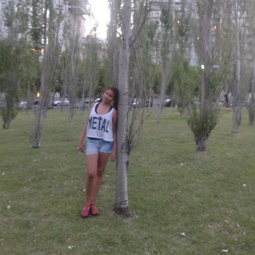 solo disfruto cada dia como si fuera el ultimo/ soy de river/ me gusta cantar y bailar/ amo la musica!!! amo demi es mi idola