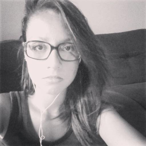 Ama esportes , vive intensamente ,ama vídeo game , tímida (talvez) (,musica #adora) e ama academia . 
instagram :@thaaispaiva