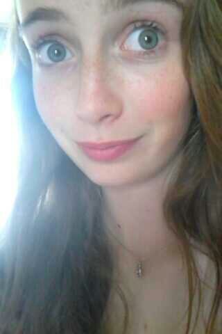 J'aime le cinéma la musique !!! Ma passion Hunger Games et le tir a l'arc !!! 
And I speak English ! ♥♥♥

♥♥♥ I love my fans ♥♥♥