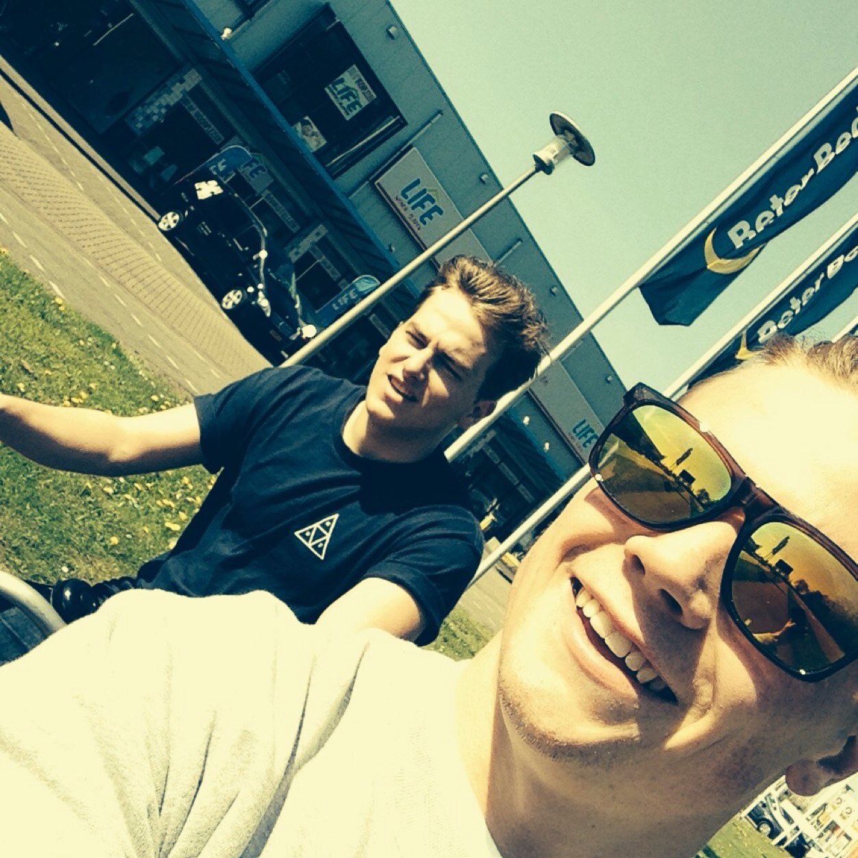 22, petrochemical engineer, golfer, race dirt bikes, U14 British Chess Champion '08 - @smartwater_uk athlete