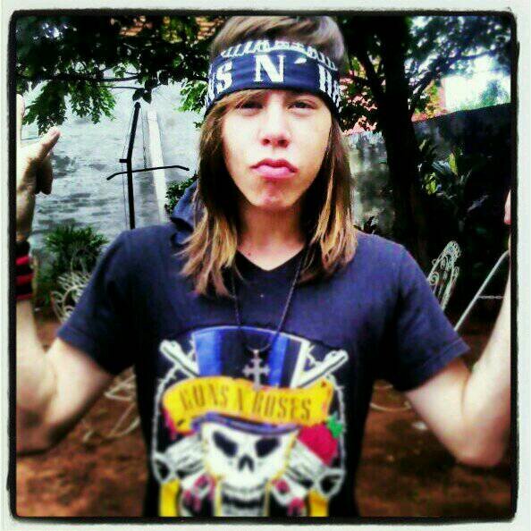 Me gusta el buen rock. AC/DC pink floyd the doors nirvana ♥y muchos mas ☺