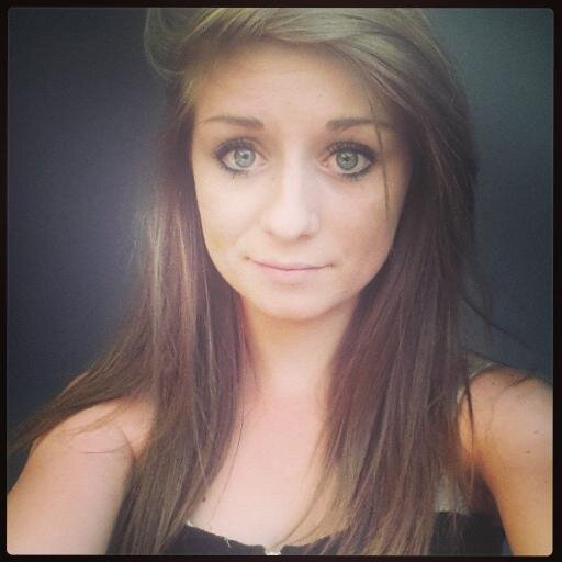 La plupart des gens disent qu’on a besoin d’amour pour vivre. En fait, on a surtout besoin d’oxygène.   Alexandre-Morgane-Margaux-Katia
→ 17 ans