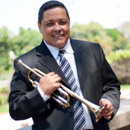 Bacharel em Trompete, professor no Instituto Baccarelli e diretor executivo do Quinteto Metal Arte .