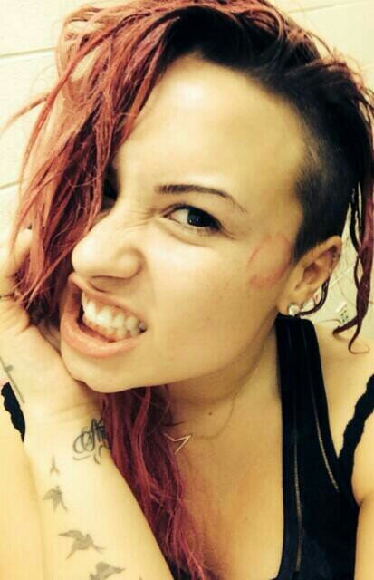 Como pode alguém amar tanto uma pessoa, assim como eu amo você? @ddlovato ♥ (#ContaDeFã)