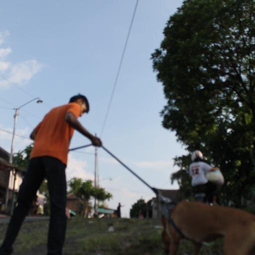 Jangan membenci mereka yang mengatakan hal buruk tuk menjatuhkanmu, karena merekalah yang buatmu semakin kuat setiap hari