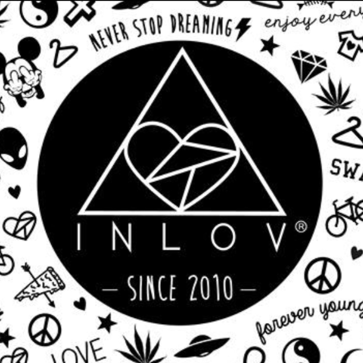 Somos un Showroom exclusivo ubicado en Barrio Lastarria INLOV reúne tendencia tomando la gráfica como una herramienta fundamental en cada una de sus creaciones