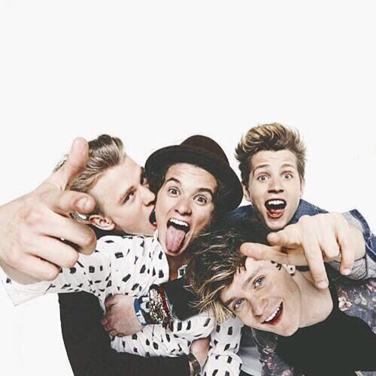 MEET THE VAMPS ya a la venta! compralo en iTunes: http://t.co/z8K4dOhSnq Web: http://t.co/5234rlvvrU - Primera y única web en español dedicada a The Vamps